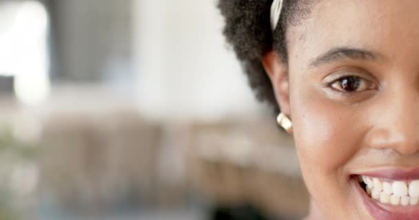 Lähikuva Iloinen Afrikkalainen Amerikkalainen Nainen Kirkas Hymy Kopioi Tilaa Hänen — kuvapankkivideo