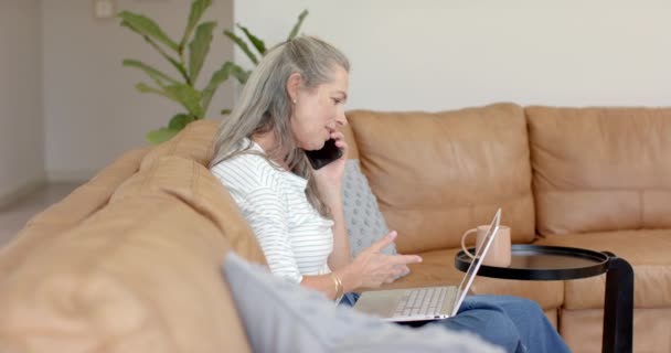 Moden Hvid Kvinde Engageret Telefonsamtale Sofa Derhjemme Hun Har Sølvhår – Stock-video