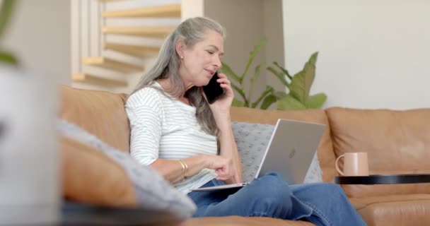Een Volwassen Blanke Vrouw Chat Haar Telefoon Laptop Open Voor — Stockvideo