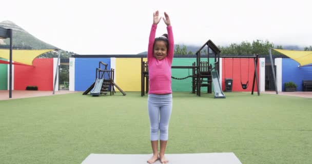 Μια Σχολική Παιδική Χαρά Μια Νεαρή Αφρο Αμερικανίδα Προπονείται Στη — Αρχείο Βίντεο