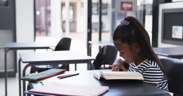 Ett Klassrum Fokuserar Ung Afroamerikansk Flicka Att Läsa Med Kopieringsutrymme — Stockvideo