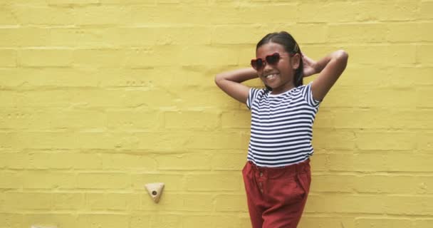 Pátio Escola Uma Jovem Garota Birracial Posa Com Confiança Com — Vídeo de Stock