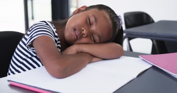 Bir Okul Sınıfında Melez Bir Kız Masasında Uyuyor Koyu Renk — Stok video