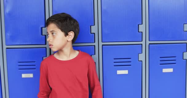 Koulun Käytävällä Nuori Valkoihoinen Poika Nojaa Sinisiin Kaappeihin Hänellä Vaaleanruskeat — kuvapankkivideo