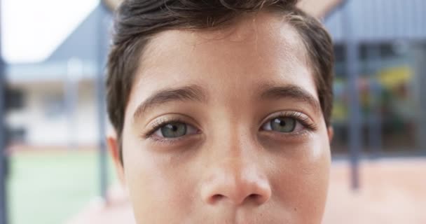 Koulun Leikkikentällä Lähikuvassa Nuoresta Valkoihoisesta Oppilaasta Hänen Silmänsä Ovat Ruskeat — kuvapankkivideo