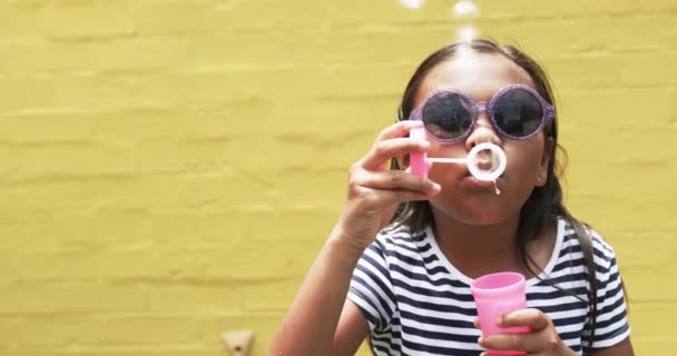 Škole Mladá Biracial Dívka Fouká Bubliny Žluté Pozadí Kopírovacím Prostorem — Stock video