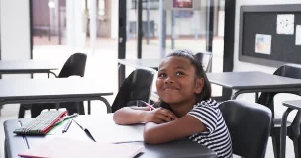 Ett Klassrum Sitter Ung Biracial Flicka Vid Ett Skrivbord Och — Stockvideo