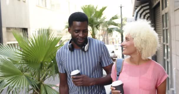Různorodý Pár Vychutná Procházku Kávou Ruce Přestávce Dovolenou Afroameričan Běloška — Stock video