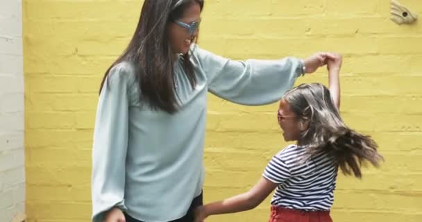 Madre Hija Biracial Gafas Sol Bailando Sobre Fondo Amarillo Aire — Vídeos de Stock