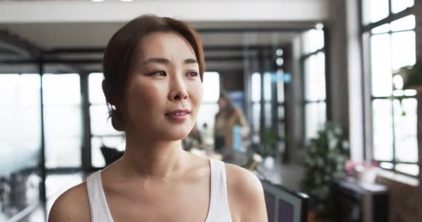 Una Mujer Asiática Mediana Edad Está Pie Con Confianza Una — Vídeos de Stock