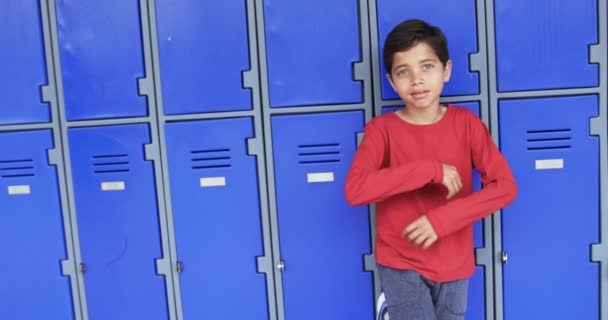 Koulun Käytävällä Nuori Valkoihoinen Poika Seisoo Itsevarmana Kopiotilan Kanssa Hänellä — kuvapankkivideo