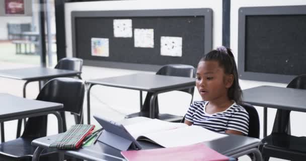 Skolan Ett Klassrum Räcker Ung Afroamerikansk Flicka Upp Handen Klassen — Stockvideo