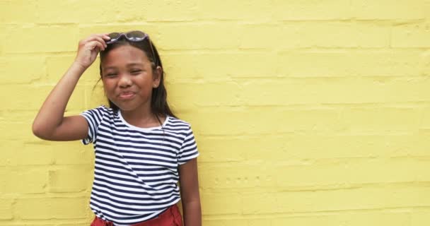 Escuela Una Joven Birracial Ríe Sobre Fondo Amarillo Con Espacio — Vídeos de Stock