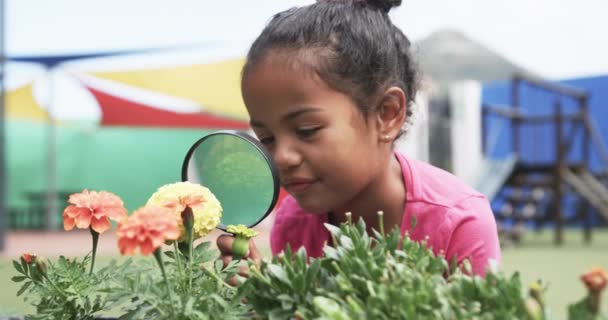 Skolträdgård Undersöker Ung Fågelunge Blommor Med Förstoringsglas Hon Har Hästsvans — Stockvideo
