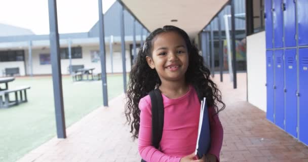 Patio Escuela Una Joven Hispana Sonríe Brillantemente Ella Tiene Pelo — Vídeos de Stock