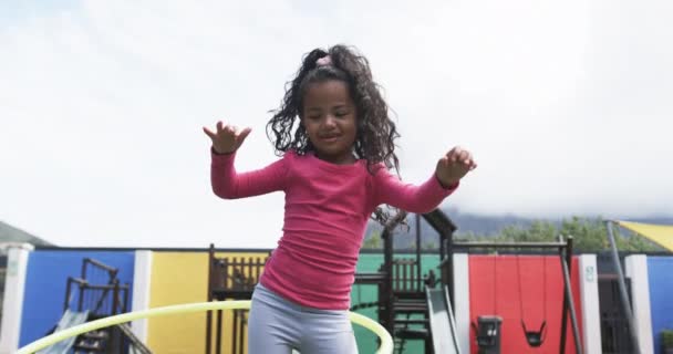 Patio Recreo Escuela Una Joven Afroamericana Está Hula Hooping Ella — Vídeo de stock