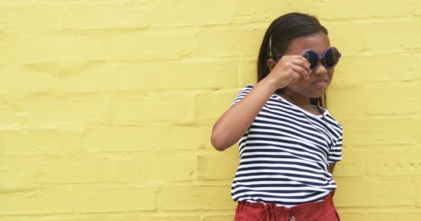 Ein Junges Afroamerikanisches Mädchen Steht Vor Gelbem Hintergrund Mit Kopierraum — Stockvideo