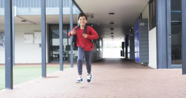 Školní Chodbě Pobíhá Mladý Student Kopírovacím Prostorem Rozmazaný Pohyb Naznačuje — Stock video