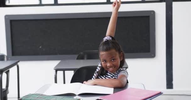 Een Klaslokaal Steekt Een Jong Afrikaans Amerikaans Meisje Haar Hand — Stockvideo