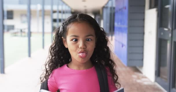 Шкільному Коридорі Молода Афроамериканська Дівчина Стирчить Язика Вона Має Кучеряве — стокове відео