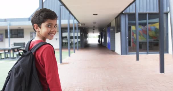 Ένα Σχολικό Διάδρομο Ένας Νεαρός Καυκάσιος Μαθητής Χαμογελά Πάνω Από — Αρχείο Βίντεο