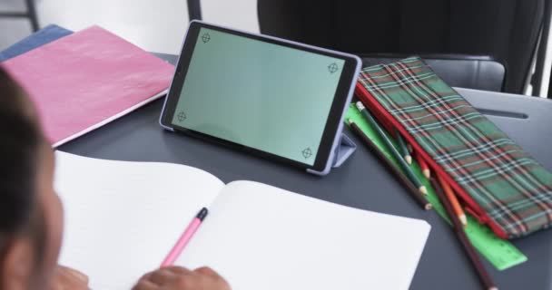Aula Escuela Una Tableta Con Una Pantalla Verde Está Siendo — Vídeo de stock