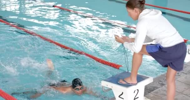 Entrenador Caucásico Está Cronometrando Vuelta Nadador Nadador Adulto Joven Forma Vídeo De Stock