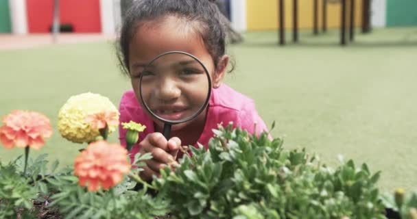 School Young African American Girl Examines Flowers Magnifying Glass She — Stock Video