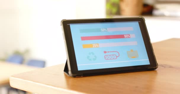 Ein Tablet Zeigt Einer Smart Home App Bunte Balkendiagramme Zum — Stockvideo