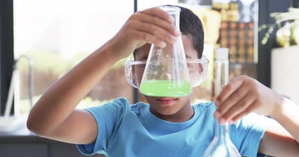 Школе Классе Афроамериканец Проводит Научный Эксперимент Защитных Очках Наливает Жидкость — стоковое видео