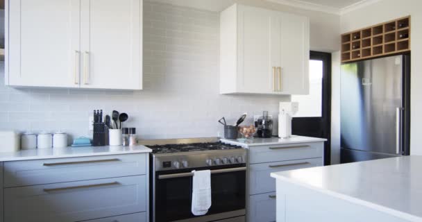 现代化的厨房展示不锈钢器具和白色橱柜 一个煤气炉 一个微波炉和一个冰箱补充了干净的线条和中性的色调 保持不变 动作缓慢 — 图库视频影像