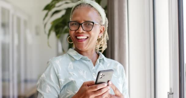Una Mujer Mayor Afroamericana Vibra Alegría Sosteniendo Teléfono Inteligente Casa — Vídeo de stock