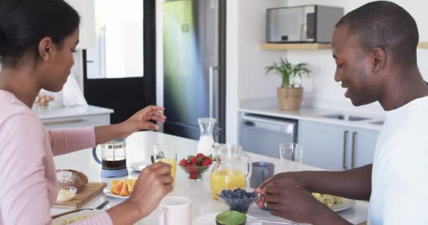 Casal Diversificado Desfruta Pequeno Almoço Numa Cozinha Moderna Marido Afro — Vídeo de Stock