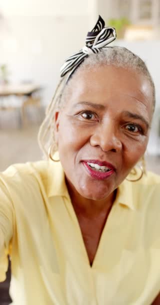 Vertikales Video Eine Ältere Afroamerikanerin Lächelt Freundlich Die Kamera Ihre — Stockvideo