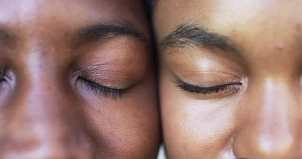 Close Captura Casal Diversificado Seus Olhos Foco Homem Afro Americano — Vídeo de Stock