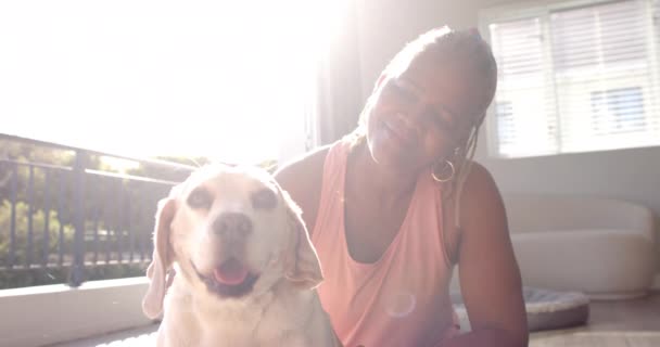 Uma Mulher Afro Americana Sênior Desfruta Tempo Com Seu Cão — Vídeo de Stock