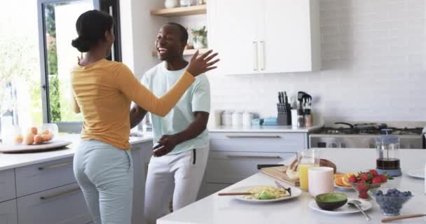 Afroamerykanie Dzielą Ciepły Uścisk Przytulają Się Kuchni Otoczony Śniadaniem Mąż — Wideo stockowe