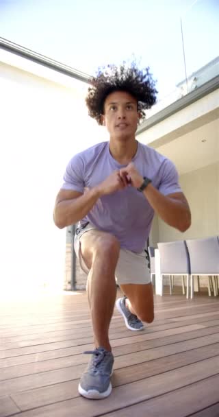 Νεαρός Σημαιοφόρος Άντρας Που Γυμνάζεται Ξύλινο Κατάστρωμα Φορώντας Σπορ Στολή — Αρχείο Βίντεο