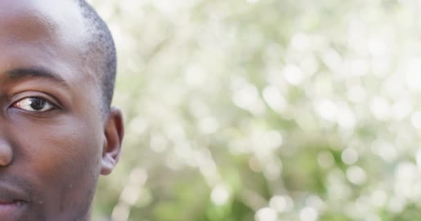 Nærbilde Afroamerikansk Mann Med Gjennomtenkt Uttrykk Med Kopirom Øynene Hans stockopptak
