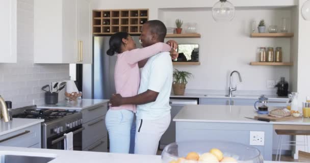 Afroamerykanie Dzielą Ciepłe Uściski Przytulanie Kuchni Mąż Krótkie Czarne Włosy — Wideo stockowe