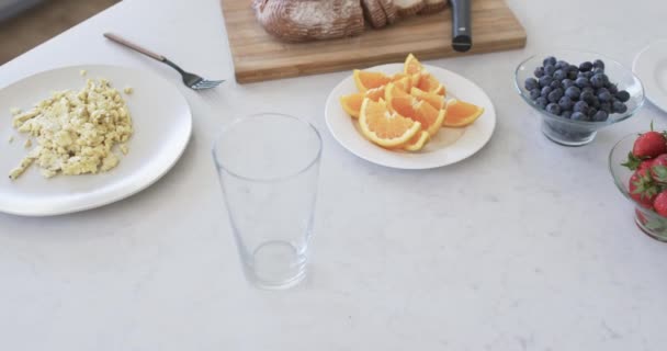 Desayuno Sirve Una Encimera Mármol Naranjas Recién Cortadas Rodajas Huevos — Vídeos de Stock