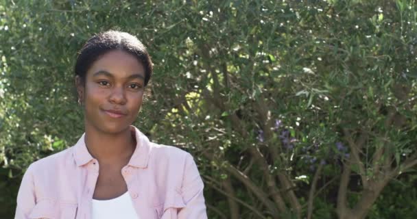 Una Joven Afroamericana Sonríe Suavemente Aire Libre Con Espacio Para — Vídeos de Stock