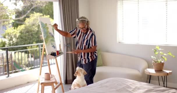 Starsza Afroamerykanka Maluje Płótnie Przestrzenią Kopiującą Domu Srebrne Włosy Nosi — Wideo stockowe