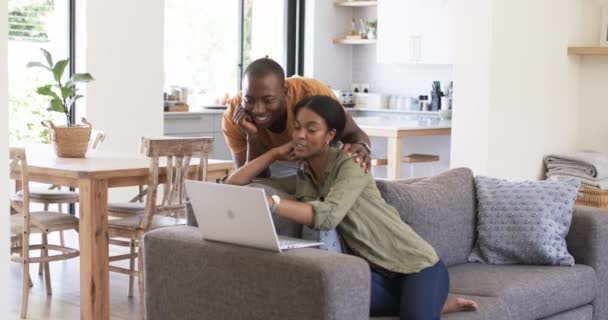 Een Jong Afro Amerikaans Echtpaar Thuis Verloofd Met Een Laptop — Stockvideo