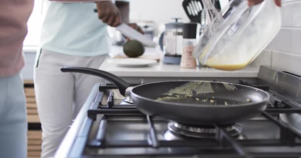 Різноманітна Пара Готує Сніданок Разом Сучасній Кухні Африканський Чоловік Батарею — стокове відео