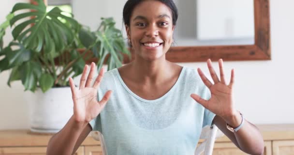 Молодая Афроамериканская Жена Жестикулирует Руками Тепло Улыбаясь Разговаривая Видео Неё Лицензионные Стоковые Видеоролики