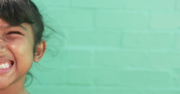 Vor Einem Grünen Hintergrund Mit Kopierraum Lächelt Eine Junge Beidrassige — Stockvideo