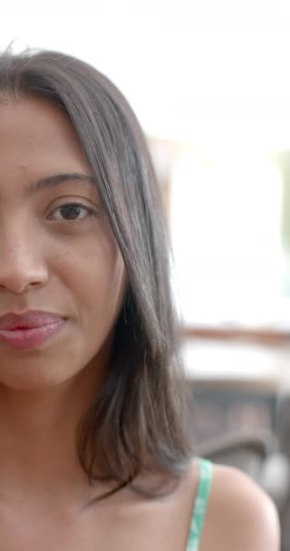 Vertical Video Nuori Valkoihoinen Nainen Hymyilee Lämpimästi Hänen Silmänsä Kirkas — kuvapankkivideo