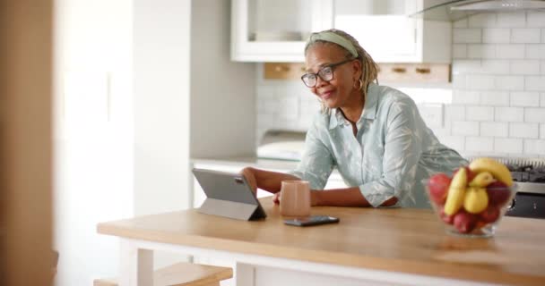 Uma Mulher Idosa Afro Americana Está Usando Tablet Uma Cozinha — Vídeo de Stock