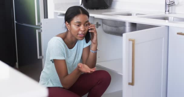 Seorang Wanita Muda Afrika Amerika Telepon Khawatir Tentang Wastafel Rusak — Stok Video